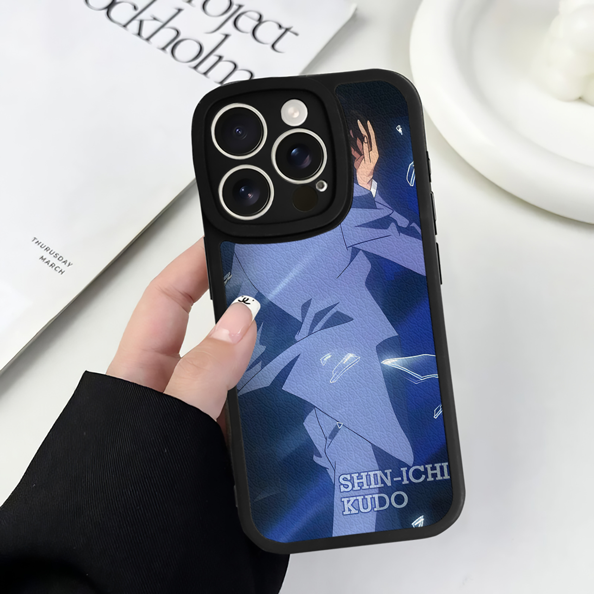 （画像用） 名探偵コナン Detective Conan 【iPhone 16シリーズ対応】シリコンスマホケース（レザー調） 材質：シリコン